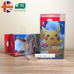 Puede incluir: Dos cajas de juegos de Nintendo Switch con los personajes Pokémon Pikachu y Eevee. Las cajas están en estuches de plástico transparente. La caja de Pikachu tiene el texto "Pokémon Let's Go Pikachu!" y "POKE BALL PLUS". La caja de Eevee tiene el texto "Pokémon Let's Go Eevee!"