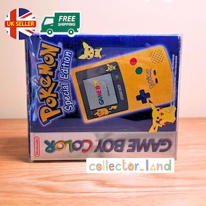 Puede incluir: Una consola de videojuegos Game Boy Color Special Edition Pokémon amarilla en su embalaje original. La caja presenta gráficos de Pikachu y el texto "Pokémon Special Edition" y "Game Boy Color". La caja está sellada en plástico.