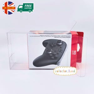 Może przedstawiać: Czarny kontroler Nintendo Switch 2 Pro w oryginalnym opakowaniu. Pudełko jest białe z czerwonymi akcentami i zawiera obraz kontrolera. Opakowanie znajduje się w przezroczystym plastikowym etui. Obraz zawiera również naklejkę "UK Seller" i grafikę "Free Shipping".