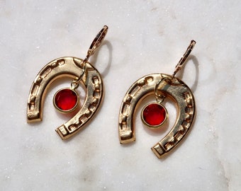 Boucles d'oreilles pendantes vintage fer à cheval - Boucles d'oreilles vintage faites main avec fer à cheval et cristal autrichien rouge