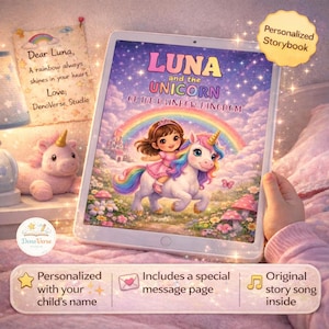 Op de afbeelding: Een tablet toont een kinderboek getiteld "Luna and the Unicorn of the Rainbow Kingdom". De omslag toont een meisje op een eenhoorn. Tekst omvat "Personalized Storybook" en "Includes a special message page".