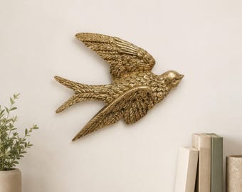 Wandsculptuur van een zwaluw, gouden vogel wanddecoratie, vogelkunst van hars, set van twee vliegende vogels, cadeau voor woonkamer- en huisdecoratie