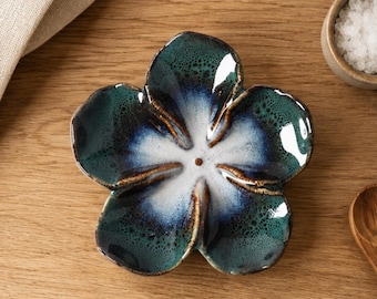 Keramisch schaaltje in de vorm van een bloem, klein decoratief schaaltje voor snuisterijen, keramische kom met bloemenmotief, sieradenschaaltje voor ringen, schaaltje voor sleutels, woondecoratiecadeau voor haar