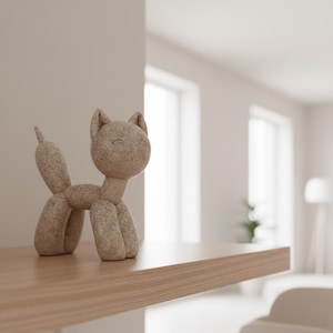 Könnte beinhalten: Eine beigefarbene Katzenskulptur im Ballon-Tier-Stil, mit Schwanz, Beinen und Ohren. Die Katze steht auf einem Holzregal. Die Skulptur hat eine strukturierte Oberfläche und einen neutralen Hintergrund.