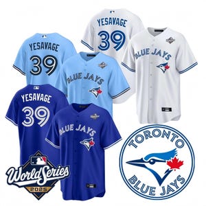 Puede incluir: Variedad de camisetas de béisbol de los Toronto Blue Jays en azul claro, blanco y azul. Cada camiseta muestra el logotipo del equipo, el nombre del jugador "YESAVAGE" y el número "39". También se ve un logotipo del equipo y un gráfico de "World Series 2025".