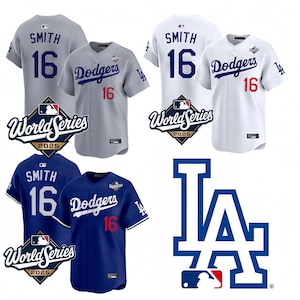 Puede incluir: Camisetas de béisbol en gris, blanco y azul, con el nombre "SMITH" y el número "16". Las camisetas también muestran los logotipos de "Dodgers" y "World Series 2025". También hay un logotipo azul "LA".