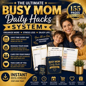 Może przedstawiać: Reklama produktu cyfrowego zatytułowana The Ultimate Busy Mom Daily Hacks System zawierająca 155 stron narzędzi i szablonów. Zawiera planer dzienny, planer posiłków, harmonogram tygodniowy oraz kubek z napisem Strong Mom Happy Life.