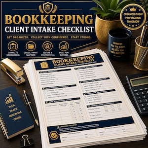 Op de afbeelding: Een geprint checklistformulier voor de boekhouding voor klantintake met marineblauwe en gouden accenten. Het document bevat secties voor klantinformatie, software-instellingen, banktoegang en compliance, naast een nietmachine, pen en rekenmachine.