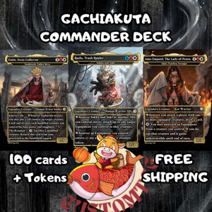 Può includere: Un mazzo Commander personalizzato con tre carte illustrate con nomi e abilità dei personaggi. Il mazzo include 100 carte e segnalini. Le carte presentano personaggi come Enjin, Rudo e Amo. Il mazzo è a tema con l'universo GACHIAKUTA.