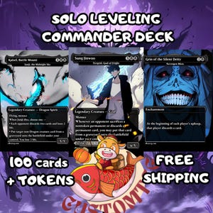 Könnte beinhalten: Ein Solo Leveling Commander-Deck mit drei benutzerdefinierten Sammelkarten: Kaisel, Battle Mount, Sung Jinwoo und Grin of the Silent Deity. Das Bild enthält Text mit der Angabe 100 Karten + Spielsteine und kostenloser Versand, sowie eine Figur.
