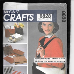 Op de afbeelding: McCall's Crafts patroon 8828 met verschillende tasontwerpen. De afbeelding toont een vrouw in een rode jas met een zwart-witte tas. Het patroon bevat instructies voor een clutch, schoudertas, aktetas en draagtas.