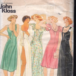 Op de afbeelding: Vintage Butterick naaipatroon met illustraties van vijf verschillende jurken. Het patroon is voor maten 6-8 en ontworpen door John Kloss. De tekst "SIZED FOR MODERATE STRETCH KNITS ONLY" is zichtbaar.