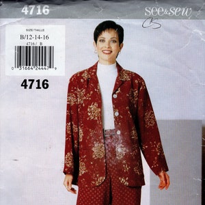 Op de afbeelding: Een rode en gouden bloemenprint jas en broek set. De jas heeft een kraag en een knoopsluiting. De broek heeft een rechte pijp. Het model draagt een witte turtleneck onder de jas. Het patroon op de broek is kleiner dan het patroon op de jas. Het patroon op de broek is een kleine rode en gouden stip. Het patroon op de jas is een grotere rode en gouden bloemenprint. De afbeelding bevat de tekst "see&sew NOW YES! IT'S easy".