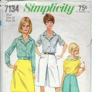 Peut inclure: Patron de couture Simplicity vintage avec trois modèles de mode féminine. Le patron comprend un chemisier à imprimé floral et une jupe jaune, une chemise rayée et un pantacourt blanc, et un haut jaune avec une jupe turquoise. Numéro du patron 7134, Taille 18, Tour de poitrine 96.5 cm.