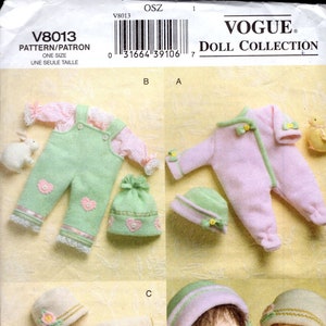Könnte beinhalten: Vogue Puppenkollektion Muster V8013. Das Bild zeigt Schnittmuster für Puppenkleidung, darunter Latzhosen, einen Strampler und eine Jacke mit passenden Hüten. Die Outfits sind in Pastellfarben mit floralen und Spitzen Details. Entworfen von Linda Carr.