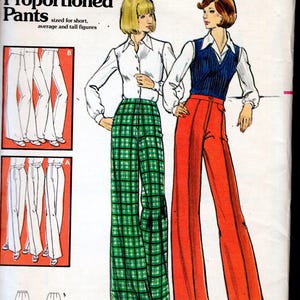 Puede incluir: Patrón de costura Butterick vintage para pantalones proporcionados, talla 26 1/2. La ilustración muestra dos figuras con pantalones acampanados, uno a cuadros verdes y otro naranja brillante. El patrón incluye tallas para figuras cortas, medias y altas.