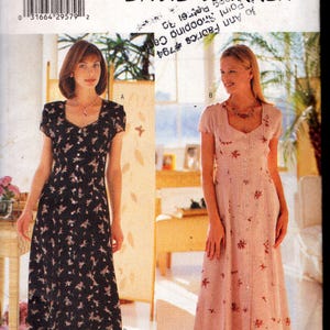 Op de afbeelding: Een vintage Butterick naaipatroon, nummer 6058, met twee jurken met bloemenprint. De ene jurk is zwart met witte bloemen, de andere is roze met rode bloemen. Het patroon bevat maten 8-10-12.