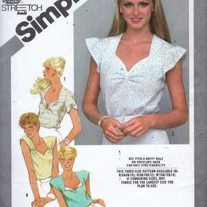 Könnte beinhalten: Simplicity Schnittmuster 9916 mit einer Frau in einem weißen Oberteil mit blauen Punkten und Illustrationen ähnlicher Designs. Das Schnittmuster ist für Stretch-Strickstoffe und in den Größen 8, 10 und 12 erhältlich. Preis: 2,00 $.