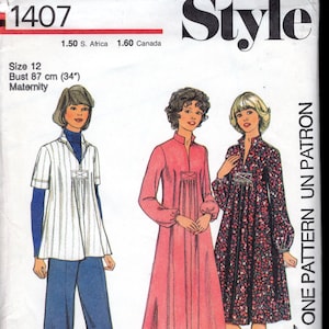 Puede incluir: Un patrón de costura vintage para un vestido de maternidad con tres estilos diferentes. El patrón es para la talla 12, busto 87 cm (34 pulgadas). El patrón se llama "Style" y está etiquetado como "One Pattern Un Patron".