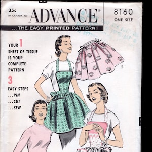 Può includere: Un modello di cucito vintage per un grembiule da donna. Il modello mostra tre diversi stili di grembiuli, tutti con una gonna piena e una vita arricciata. I grembiuli sono decorati con cuori, fiori e strisce. Il modello si chiama "Advance" e il numero è 8160. Il testo sul modello dice "The Easy Printed Pattern!" e "Sew-Easy Pattern."