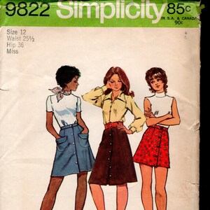 Peut inclure: Patron Simplicity 9822 avec trois styles de jupes : mini, courte et longueur régulière. L'illustration montre des femmes portant les jupes avec différents hauts. Le patron comprend la taille 12, avec une taille de 65 cm et des hanches de 91 cm.