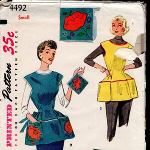 Może przedstawiać: Vintage wzór szycia Simplicity z ilustracjami odzieży damskiej. Wzór zawiera turkusowy fartuch z kwiatowymi kieszeniami, żółty top i różową spódnicę. Widoczny jest tekst "SIMPLE TO MAKE".