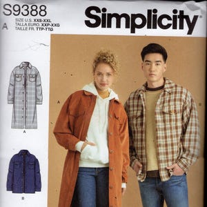 Puede incluir: El patrón de costura Simplicity S9388 presenta un abrigo color óxido, una camisa a cuadros y una chaqueta azul. Tallas XXS-XXL incluidas. La imagen muestra a una mujer con un abrigo color óxido y a un hombre con una camisa a cuadros. Medidas en cm.