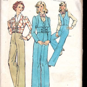Peut inclure: Patron de couture Simplicity 6284 vintage présentant trois modèles de mode féminine. Les modèles comprennent une veste et un pantalon à carreaux, un costume bleu avec un nœud papillon et un gilet et un pantalon bleus. Le patron est de taille 12, buste 86 cm.
