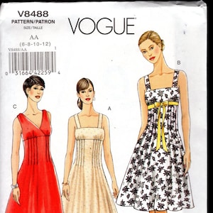 Könnte beinhalten: Vogue-Schnittmuster V8488 zeigt Illustrationen von drei Kleidern in Rot, Creme und einem schwarz-weißen Blumenmuster. Das Schnittmuster enthält die Größen AA (6-8-10-12). Das Vogue-Logo befindet sich oben.
