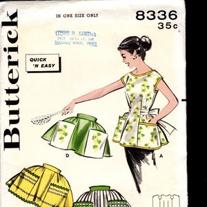 Puede incluir: Patrón de costura Butterick vintage con diseños de delantales. La ilustración muestra a una mujer con un delantal con estampado floral. Otros diseños incluyen delantales amarillos, verdes y a rayas. El texto incluye "Quick 'N Easy" y "In One Size Only".
