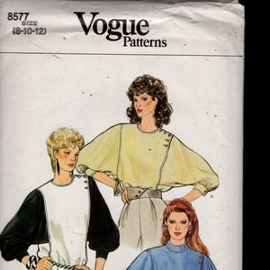 Puede incluir: Patrón de costura Vogue Patterns con tres diseños de moda femenina. Los diseños incluyen un top blanco y negro, un top amarillo y un top azul. El número de patrón es 8577 y la talla es 8-10-12.