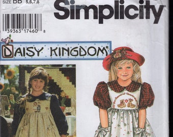 Einfachheit 9977 Daisy Kingdom Little Empire Kleid mit Schürze/Sonnenkleid und Teller, Mädchen-Größen 5-6-7-8, UNCUT