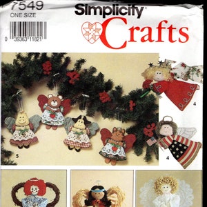 Puede incluir: Patrón de Simplicity Crafts con varios adornos navideños con temas de ángeles y animales. Los adornos incluyen ángeles con coronas de estrellas y adornos de animales con alas. El patrón también incluye instrucciones para hacer adornos para árboles.
