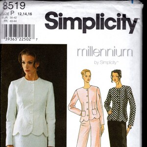 Può includere: Modello di cucito Simplicity 8519 con un completo bianco con orlo smerlato e giacca abbinata. Mostra anche un tailleur pantalone rosa e una giacca e gonna a scacchi bianchi e neri. Il testo "millennium by Simplicity" è visibile.