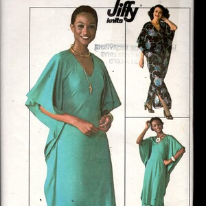 Può includere: Modello Simplicity 7745 con un caftano turchese e pantaloni abbinati. Il modello include un caftano con maniche ampie e scollo a V, e un secondo caftano con stampa floreale. Il modello è per maglieria elasticizzata.