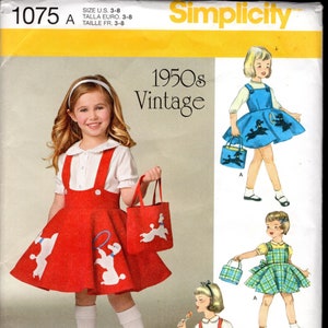 Pode incluir: Padrão Simplicity 1075A para um vestido vintage estilo anos 50. O vestido vermelho apresenta desenhos de poodle brancos e alças. O padrão inclui uma bolsa combinando. Tamanho EURO. 3-8.