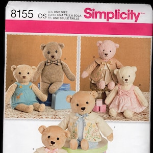 Pode incluir: Padrão Simplicity 8155 com vários designs de ursinhos de pelúcia. Os ursos são mostrados em diferentes roupas, incluindo macacões, vestidos e jaquetas. O padrão inclui o texto "U.S. ONE SIZE".
