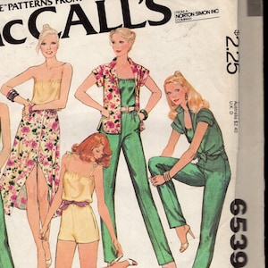 Puede incluir: Un patrón de costura para un mono, pantalones cortos y una blusa. El patrón es de McCall's y se llama "Carefree Patterns". El número del patrón es 6539 y el precio es de 2,25 $. El patrón es para una talla petite y está marcado para un ajuste a Miss Petite.