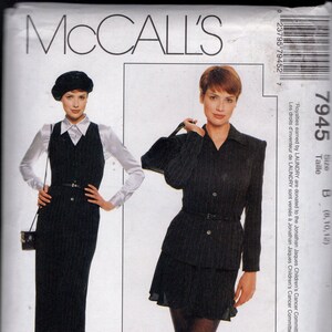 Pode incluir: Padrão de costura McCall's com duas mulheres modelando roupas. As roupas incluem um colete e uma saia listrados, e um casaco e uma saia listrados. O padrão é rotulado como "LAUNDRY by SHELLI SEGAL" e inclui informações de tamanho.