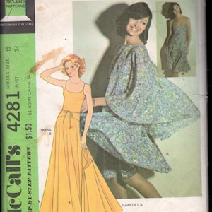 Könnte beinhalten: Vintage McCall's Schnittmuster mit einem Halston-Design. Das Muster beinhaltet ein Damenkleid und ein Capelet. Das Cover zeigt Illustrationen des Kleides und des Capelets in einem gelben Kleid und einem blauen Blumen-Capelet.