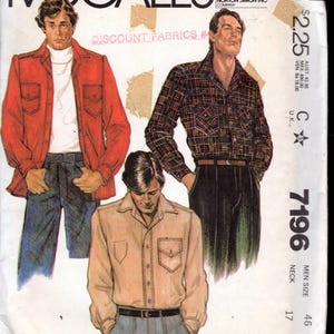 Puede incluir: Sobre de patrón de costura McCall's vintage con ilustraciones de camisas y chaquetas para hombre. El sobre tiene el logotipo de McCall's, texto que incluye "Discount Fabrics" y el número de patrón 7196. Las ilustraciones muestran una chaqueta roja, una camisa a cuadros y una camisa beige.