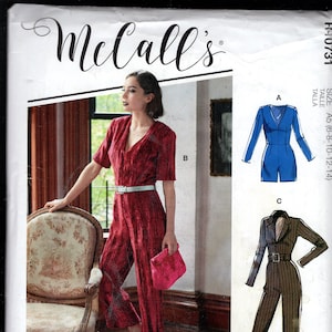 Peut inclure: Patron de couture McCall's présentant une combinaison rouge avec un col en V et des manches courtes, un body bleu et une combinaison à rayures. Le patron comprend plusieurs options de vue avec des instructions simples. Taille A5 (6-8-10-12-14).