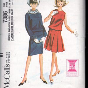 以下が含まれることがあります： ヴィンテージMcCall'sの裁縫パターン7386。スリムまたはプリーツスカート付きのツーピースドレス用。イラストには、ネイビーと赤のドレスを着た2人の女性が描かれています。バストサイズ81cmのパターンです。