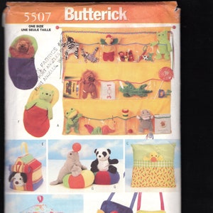 Könnte beinhalten: Butterick-Schnittmuster mit Designs für Kinderspielzeug. Enthält einen Wandorganizer mit Stofftieren, ein hausförmiges Spielzeug, ein Zelt, Kissen und Taschen. Der Text "Toys not included" ist sichtbar.