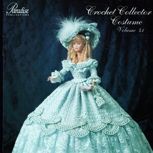 Könnte beinhalten: Eine Häkelpuppe in einem hellblauen Kleid mit Spitzenbesatz und einem passenden Hut. Die Puppe hält in jeder Hand eine kleine Teetasse. Das Bild enthält den Text "1852 TEA PARTY GOWN" und "Pattern includes Bodice, Skirt, Hat, Purse & Shoes."