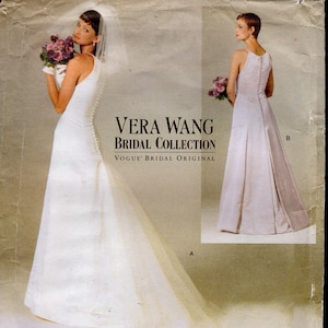 Puede incluir: Un patrón de vestido de novia Vogue Bridal Original de Vera Wang. El patrón incluye dos estilos: un vestido de línea A sin mangas con escote redondo y un vestido de línea A sin mangas con escote redondo y espalda con botones.