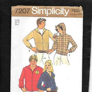 Puede incluir: Un patrón de costura para una chaqueta con capucha. El patrón es para las tallas 42-44 y es del patrón Simplicity número 7207. El patrón muestra tres chaquetas diferentes, una en beige, una en cuadros y una en rojo.