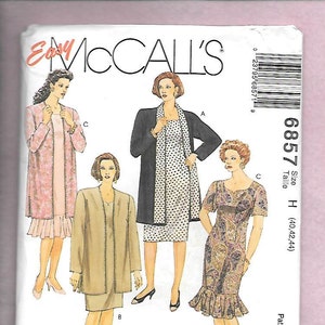 Può includere: Modello di cucito McCall's con illustrazioni di completi e abiti da donna. Il modello include un cappotto lungo, un tailleur gonna e un vestito con orlo a balze. La taglia è H (40,42,44).