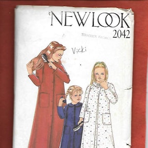 Puede incluir: Un patrón de costura New Look 2042 con ilustraciones de tres figuras con batas. El patrón incluye una bata larga roja, una bata azul y una bata blanca con un estampado floral. El patrón es de Hancock Fabrics.
