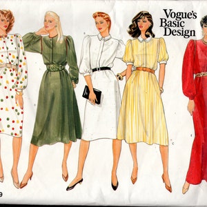 Op de afbeelding: Een naaipatroon voor vier verschillende jurken. De jurken zijn allemaal knielengte en hebben lange mouwen. Het patroon is van Vogue's Basic Design en is nummer 2919.